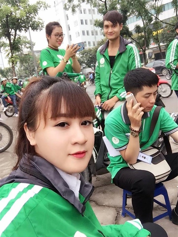 Lại thêm một nữ tài xế Grab bike khiến cư dân mạng lùng sục vì quá xinh! - Ảnh 2.