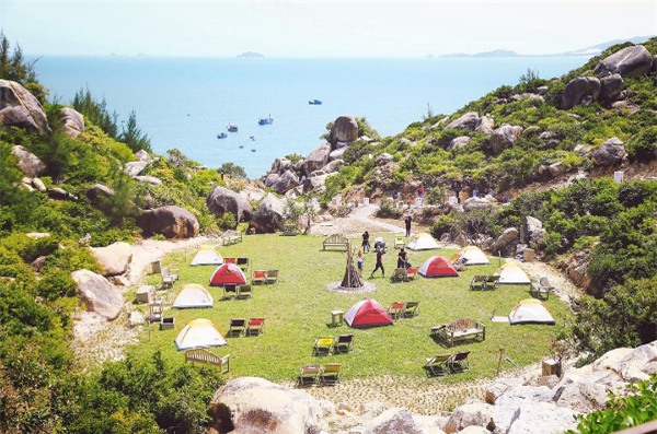 Hè này đi Bình Định thôi, có cả một khu dã ngoại ven biển ểnh ương thế này cơ mà! - Ảnh 1.