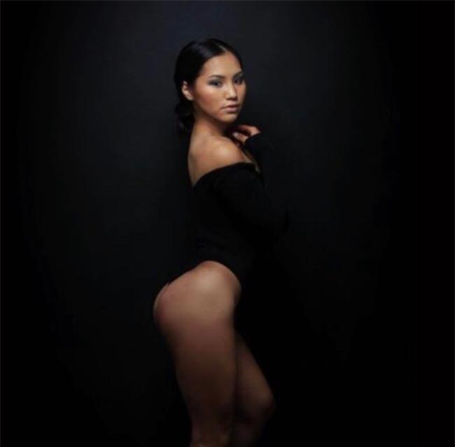 my nu a mat xinh hien diu tuong phan co bap day suc manh hinh anh 1