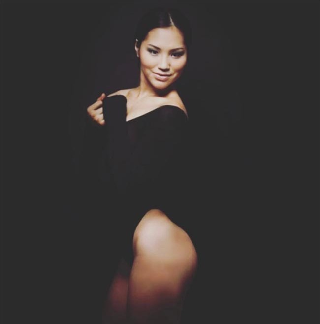 my nu a mat xinh hien diu tuong phan co bap day suc manh hinh anh 2