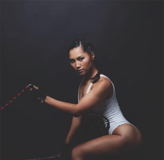 my nu a mat xinh hien diu tuong phan co bap day suc manh hinh anh 11