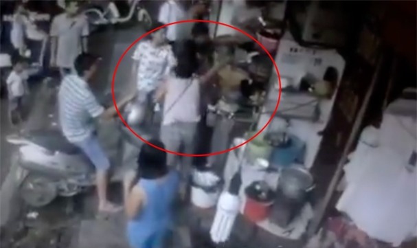 Nữ nhân viên quán chè nổi tiếng ở phố cổ Hà Nội bị khách hàng chửi bới, đập đầu xuống đất - Ảnh 1.