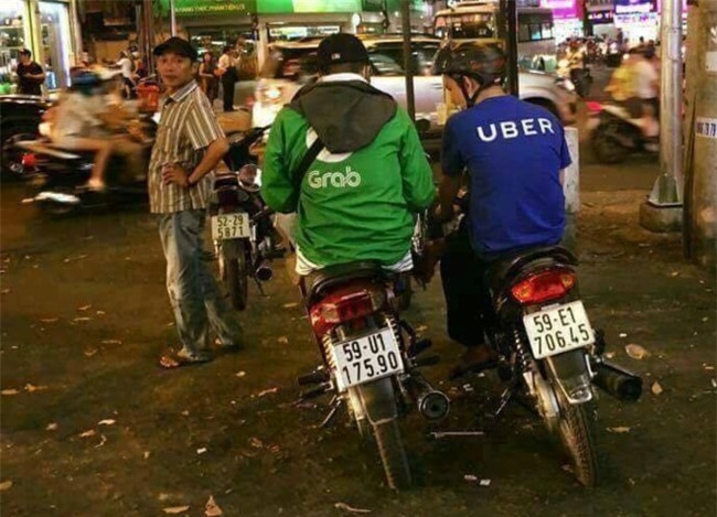 Grab tung 'chieu' loi keo lai xe Uber, ky hop dong ngay tren yen xe hinh anh 1