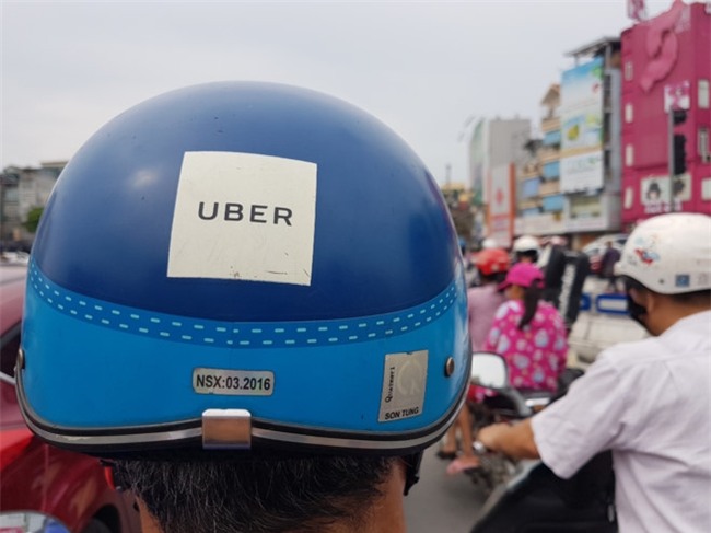 Grab tung 'chieu' loi keo lai xe Uber, ky hop dong ngay tren yen xe hinh anh 2