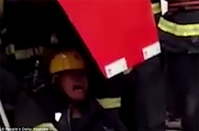 Chồng cứu hỏa gào khóc thảm thương vì không thể cứu vợ mắc kẹt trong công xưởng cháy ngùn ngụt - Ảnh 2.