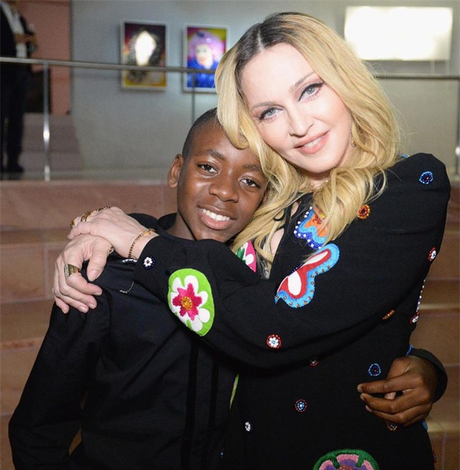 Con trai nuôi của Madonna có thể trở thành ngôi sao bóng đá - Ảnh 2.