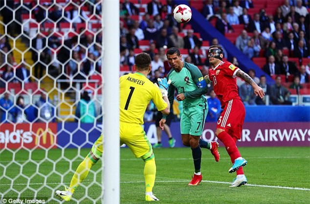 Hanh dong dep cua Ronaldo trong tran thang chu nha Nga hinh anh 6