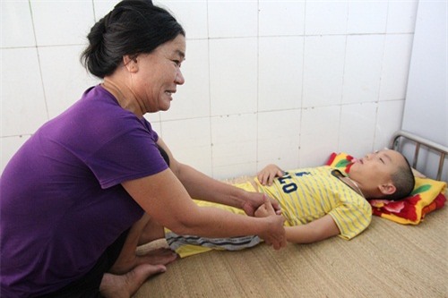 roi nuoc mat voi hanh trinh 2 nam ba noi di tim su song cho chau bi chet nao do duoi nuoc - 2