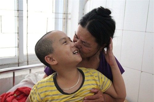 roi nuoc mat voi hanh trinh 2 nam ba noi di tim su song cho chau bi chet nao do duoi nuoc - 4