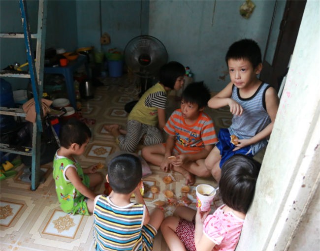 chong bo di, vo nuoi 11 con giua sai gon: &#39;nhieu luc toi chi muon chet nhung nhin dan con lai co gat nuoc mat&#39; - 1