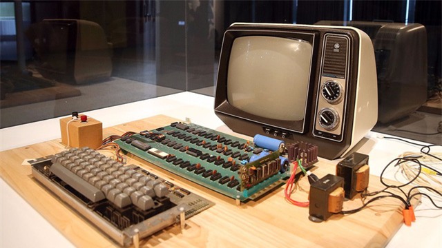 Chân dung máy tính Apple-1 với bo mạch chủ được lắp ráp hoàn thiện, bàn phím và màn hình.