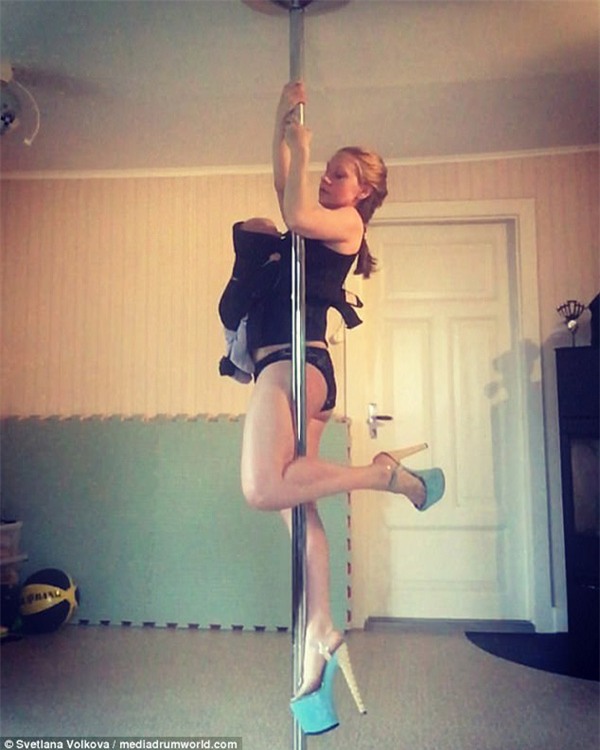 bung bau 38 tuan to vuot mat, me 8x van di giay cao 20cm, mua cot nhoay nhoay - 5