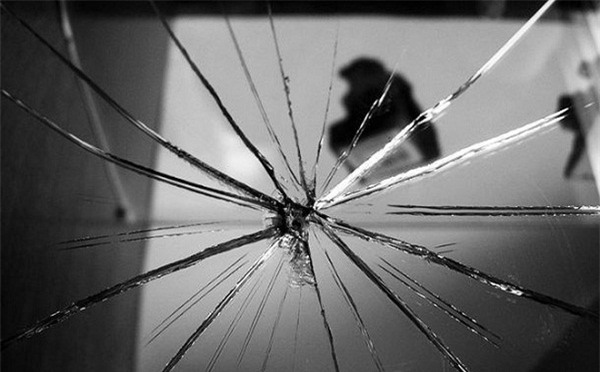 vi sao manh bat vo, guong vo thi tuyet doi khong duoc vut vao thung rac? - 1