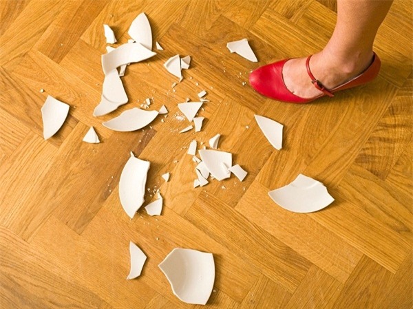 vi sao manh bat vo, guong vo thi tuyet doi khong duoc vut vao thung rac? - 2