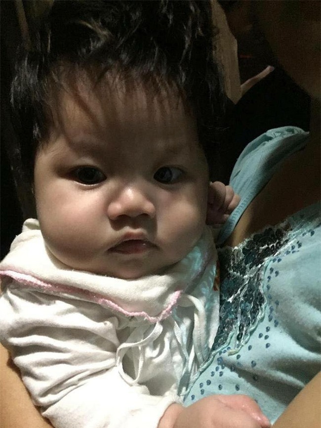 Hà Nội: Bé gái khoảng 5 tháng tuổi bị bỏ rơi trong thùng carton cùng quần áo, bỉm sữa - Ảnh 2.