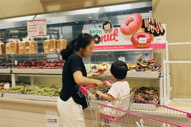 Clip: Vô tư bốc bánh, nếm bánh bằng tay trong siêu thị - chuyện buồn về ý thức mua hàng của người Việt - Ảnh 10.