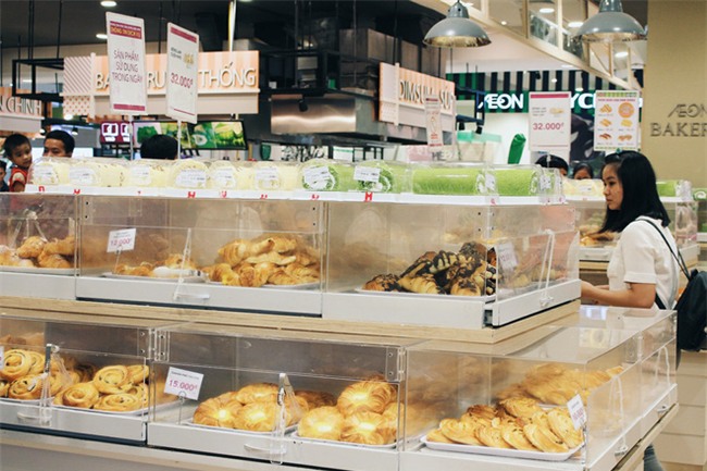 Clip: Vô tư bốc bánh, nếm bánh bằng tay trong siêu thị - chuyện buồn về ý thức mua hàng của người Việt - Ảnh 4.