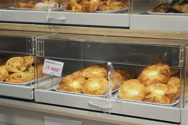 Clip: Vô tư bốc bánh, nếm bánh bằng tay trong siêu thị - chuyện buồn về ý thức mua hàng của người Việt - Ảnh 5.