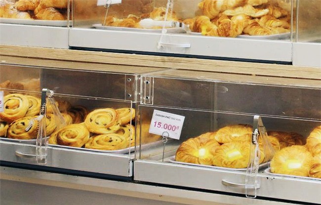 Clip: Vô tư bốc bánh, nếm bánh bằng tay trong siêu thị - chuyện buồn về ý thức mua hàng của người Việt - Ảnh 7.