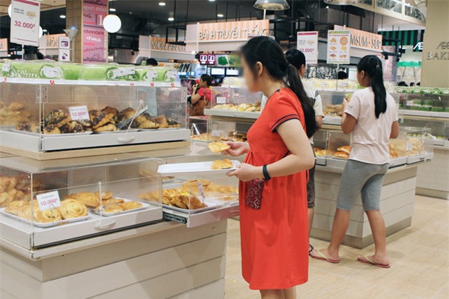 Clip: Vô tư bốc bánh, nếm bánh bằng tay trong siêu thị - chuyện buồn về ý thức mua hàng của người Việt - Ảnh 8.