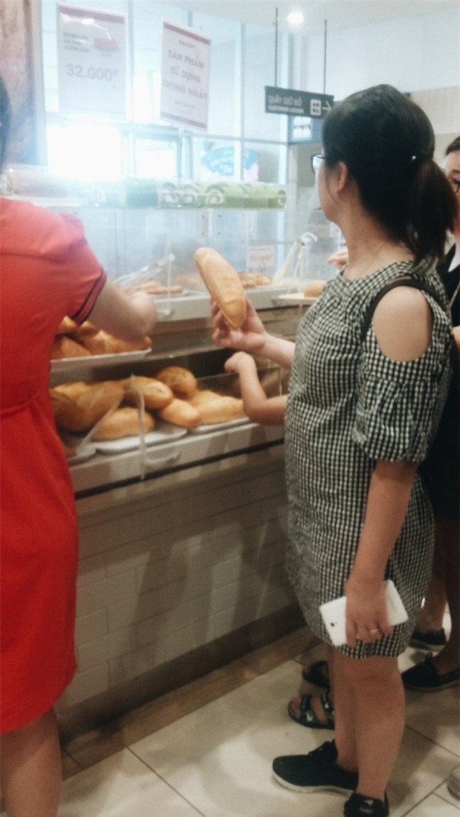 Clip: Vô tư bốc bánh, nếm bánh bằng tay trong siêu thị - chuyện buồn về ý thức mua hàng của người Việt - Ảnh 9.