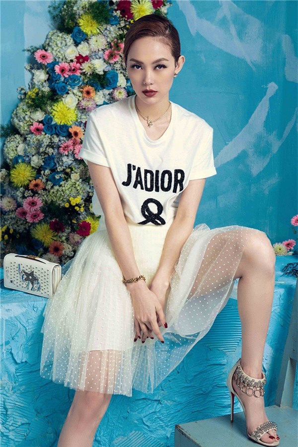 Không hổ danh là mỹ nhân sở hữu gout thời trang thời thượng và sành điệu của Vbiz. Cô liên tục nhận được những lời mời hợp tác từ các nhãn hiệu lớn trên thế giới như: Dolce & Gabbana, Dior, Disquared2, Jacqueline... Vì vậy, nữ ca sĩ luôn xuất hiện với những bộ cánh đắt tiền và đẳng cấp. - Tin sao Viet - Tin tuc sao Viet - Scandal sao Viet - Tin tuc cua Sao - Tin cua Sao