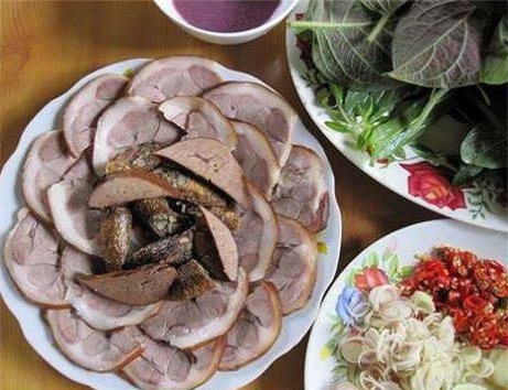 den nha ban gai duoc tiep dai mon thit cho, chang trai mang bo nguoi yeu la 'do da man' roi doi chia tay - 1