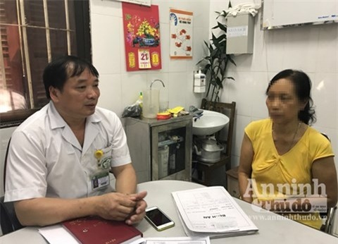 Các bác sỹ bàn giao bệnh nhân M cho người nhà trông nom