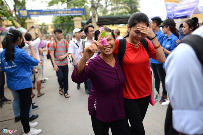 Ba ngoai don chau thi dai hoc bang doa hoa giay hinh anh 1