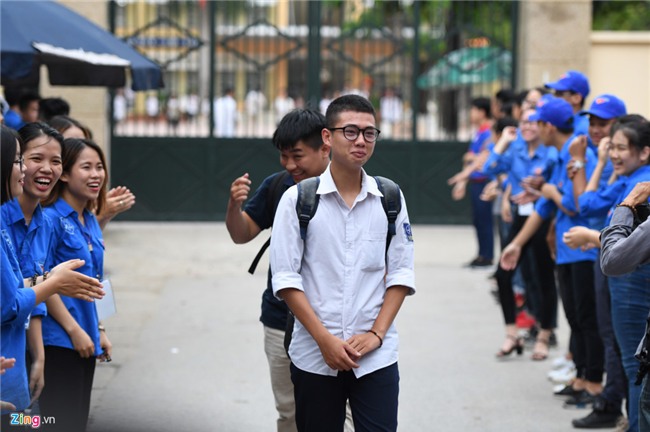 Ba ngoai don chau thi dai hoc bang doa hoa giay hinh anh 10