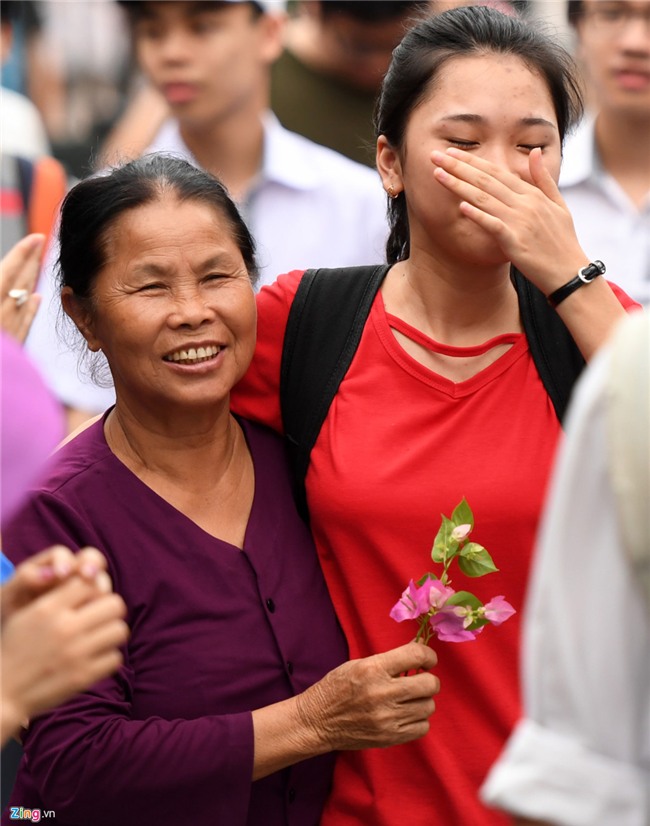 Ba ngoai don chau thi dai hoc bang doa hoa giay hinh anh 3