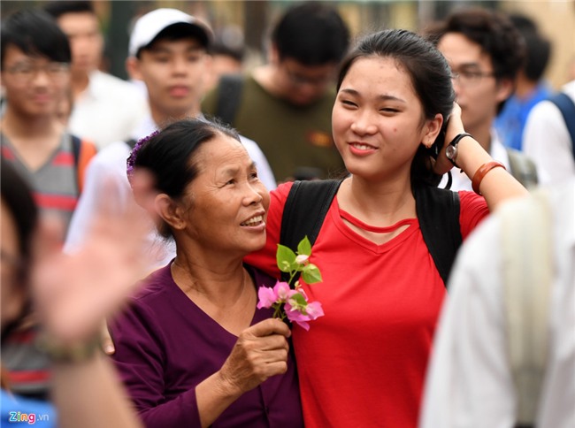 Ba ngoai don chau thi dai hoc bang doa hoa giay hinh anh 4