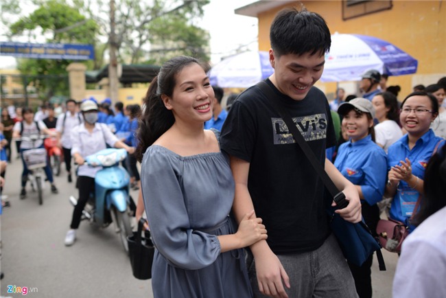 Ba ngoai don chau thi dai hoc bang doa hoa giay hinh anh 5