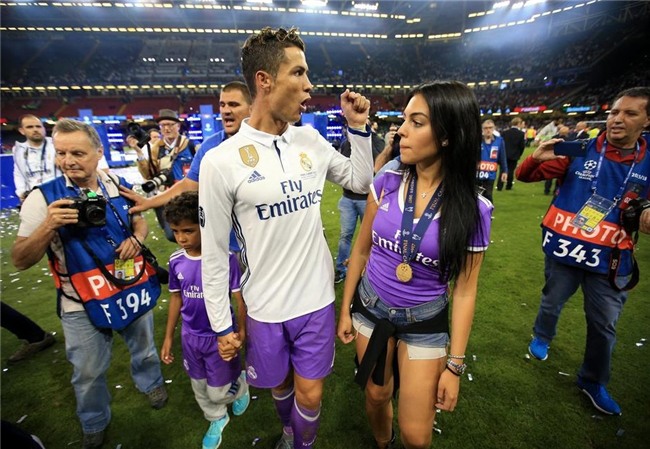 Ban gai Ronaldo la lam trong vai tro cua mot nguoi mau hinh anh 5