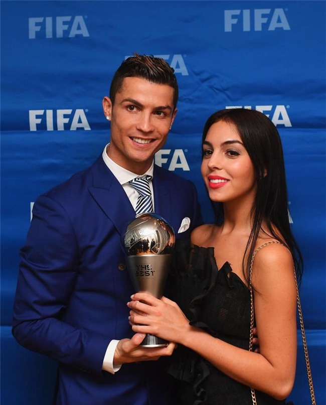 Ban gai Ronaldo la lam trong vai tro cua mot nguoi mau hinh anh 6