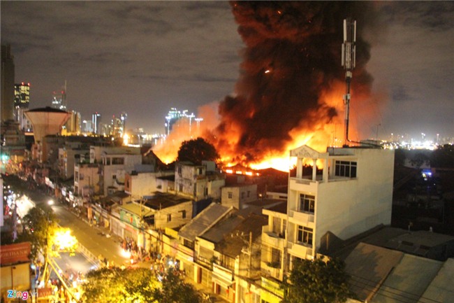 Chay no lon tai nha kho trong cang Sai Gon hinh anh 14