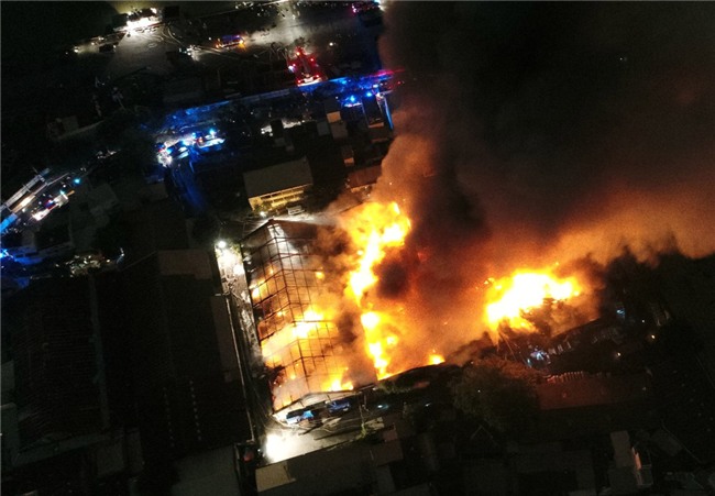 Chay no lon tai nha kho trong cang Sai Gon hinh anh 3