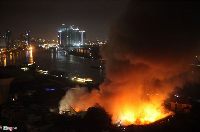 Chay no lon tai nha kho trong cang Sai Gon hinh anh 4