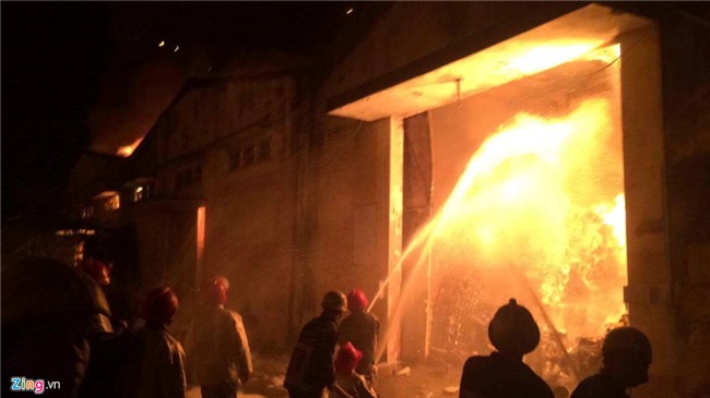 Chay no lon tai nha kho trong cang Sai Gon hinh anh 8