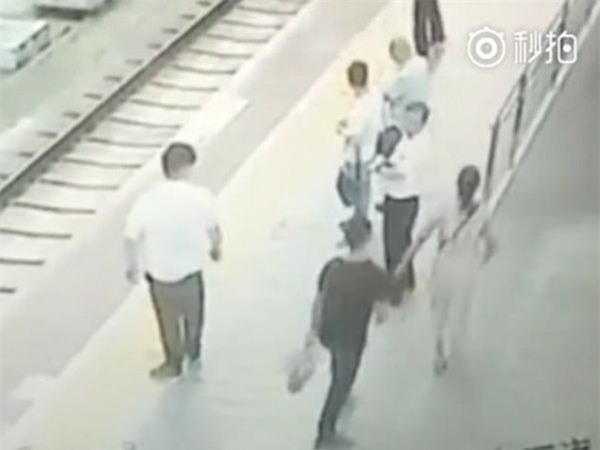 Clip: Bị sàm sỡ, người phụ nữ đẩy đối phương ngã sấp mặt xuống đường ray tàu hỏa - Ảnh 1.