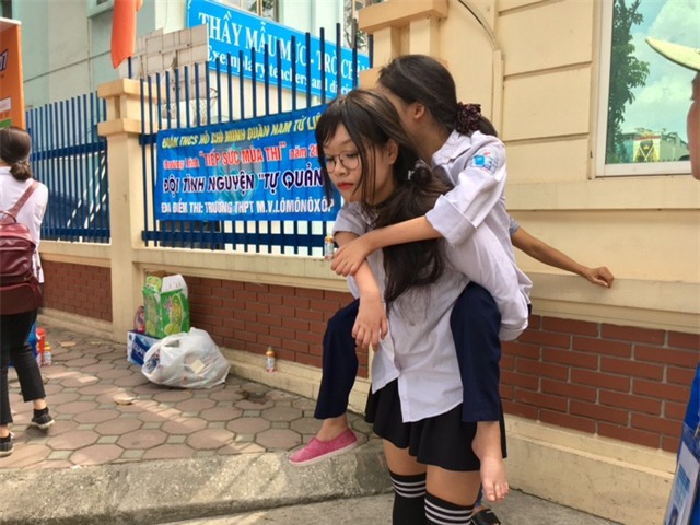 Nữ sinh Hà Nội cõng bạn đi thi, leo 5 tầng lầu: Thấu cảm xảy ra trong từng khoảnh khắc cuộc sống! - Ảnh 1.