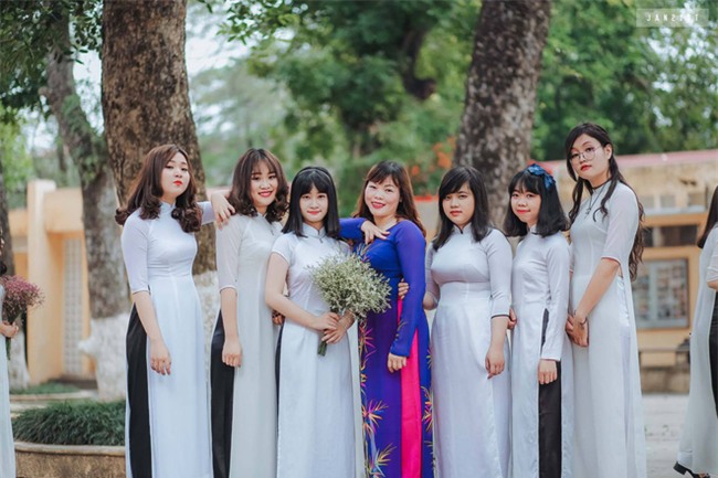 Nữ sinh Hà Nội cõng bạn đi thi, leo 5 tầng lầu: Thấu cảm xảy ra trong từng khoảnh khắc cuộc sống! - Ảnh 2.