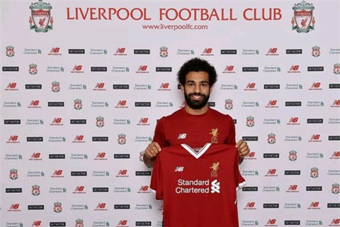 Salah rạng ngời trong ngày kí hợp đồng với Liverpool