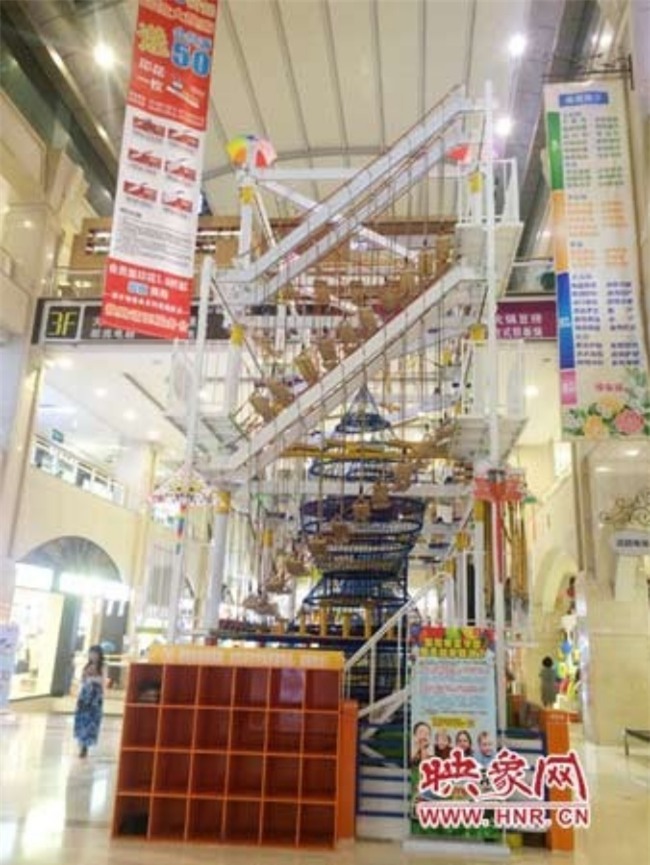 Trung tâm thương mại lắp đặt trò chơi cẩu thả, cô bé 5 tuổi ngã trọng thương, phải chăm sóc đặc biệt - Ảnh 3.