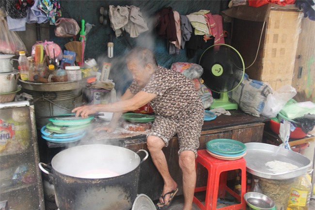 Không nhà cửa, mẹ già gần 100 tuổi tối ngủ ngoài vỉa hè, sáng làm bánh tằm bán kiếm tiền nuôi hai con bệnh tật - Ảnh 2.
