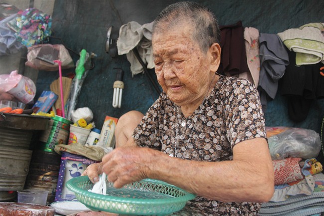 Không nhà cửa, mẹ già gần 100 tuổi tối ngủ ngoài vỉa hè, sáng làm bánh tằm bán kiếm tiền nuôi hai con bệnh tật - Ảnh 14.
