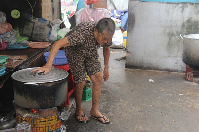 Không nhà cửa, mẹ già gần 100 tuổi tối ngủ ngoài vỉa hè, sáng làm bánh tằm bán kiếm tiền nuôi hai con bệnh tật - Ảnh 15.