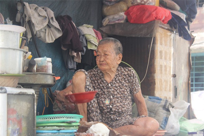 Không nhà cửa, mẹ già gần 100 tuổi tối ngủ ngoài vỉa hè, sáng làm bánh tằm bán kiếm tiền nuôi hai con bệnh tật - Ảnh 3.