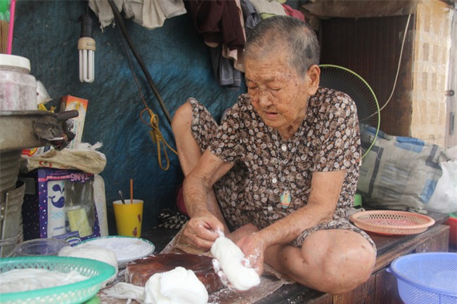 Không nhà cửa, mẹ già gần 100 tuổi tối ngủ ngoài vỉa hè, sáng làm bánh tằm bán kiếm tiền nuôi hai con bệnh tật - Ảnh 8.