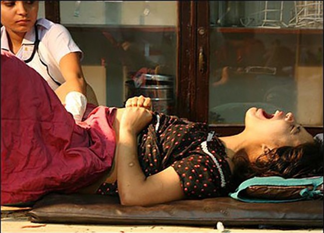 bo vo vat va tren ban de, nguoi chong "mau muc" di cham soc tinh cu - 1